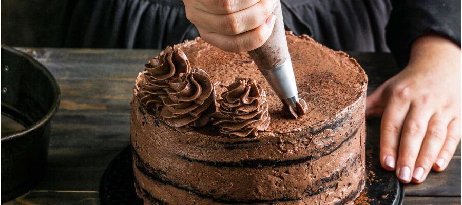 Piping chocolate cake